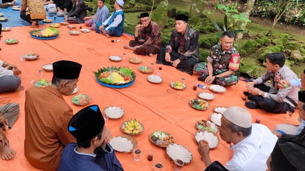 Polsek Rajadesa Ciamis Amankan Haul Prabu Sirnaraja 2024 dengan Lancar dan Kondusif