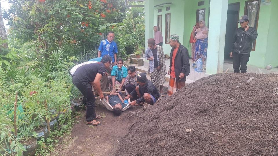 Polsek Rajapolah Evakuasi Pria Diduga ODGJ ke Puskesmas untuk Penanganan Medis