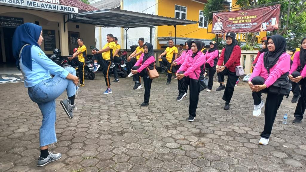 Polsek Tanjungjaya Gelar Olahraga Bersama Muspika dan Bhayangkari dalam Program Jumat Sehat