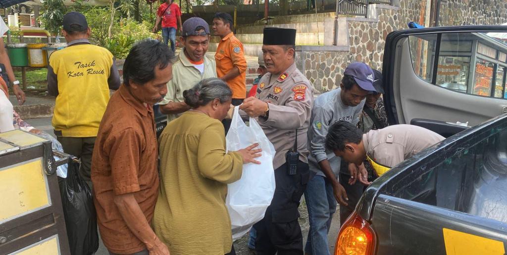 Polsek Tawang Berbagi Nasi Kotak untuk Panti Asuhan dan Pekerja Informal di Tasikmalaya