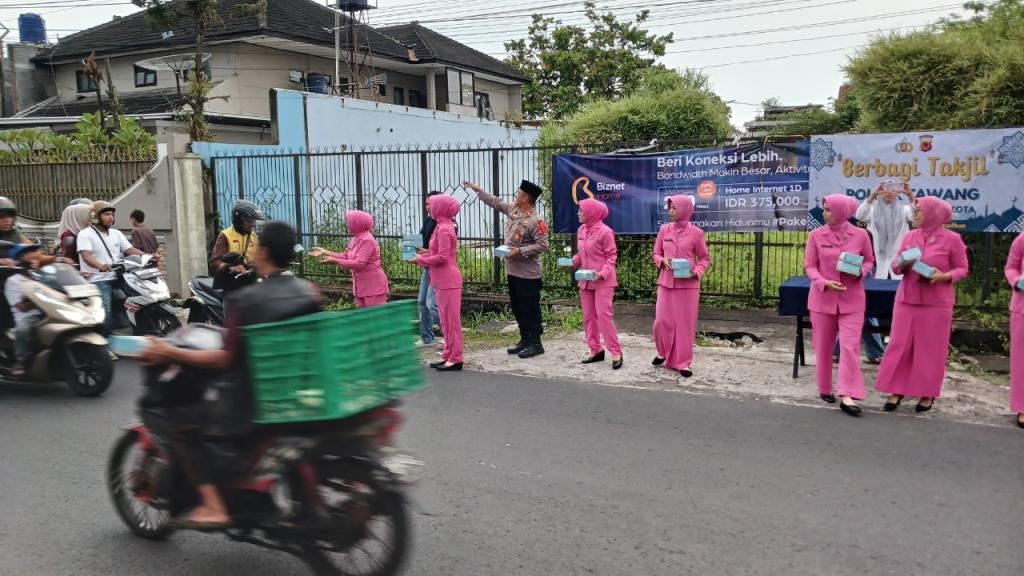 Polsek Tawang Tasikmalaya dan Bhayangkari Berbagi Ratusan Paket Takjil untuk Pengguna Jalan