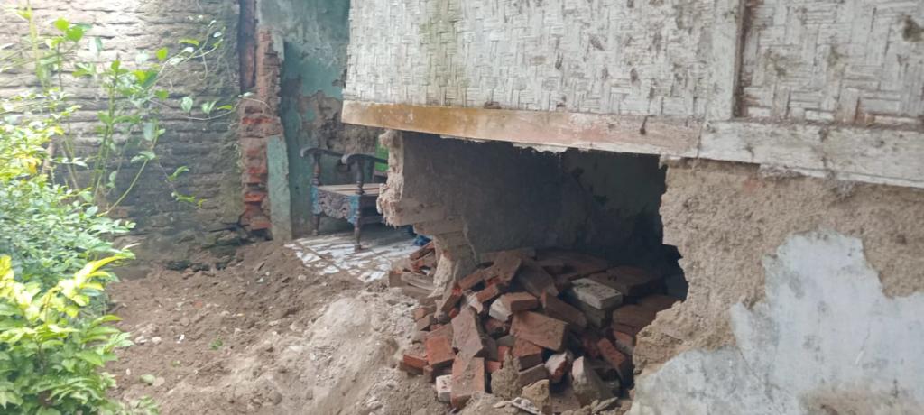 Pondasi Rumah Ambruk Diterjang Hujan Deras di Banjarsari Ciamis, Satu Keluarga Mengungsi