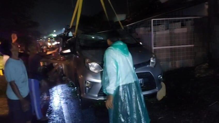 Proses Evakuasi Toyota Cayla Tertimpa Pohon Tumbang di Cisayong Tasikmalaya