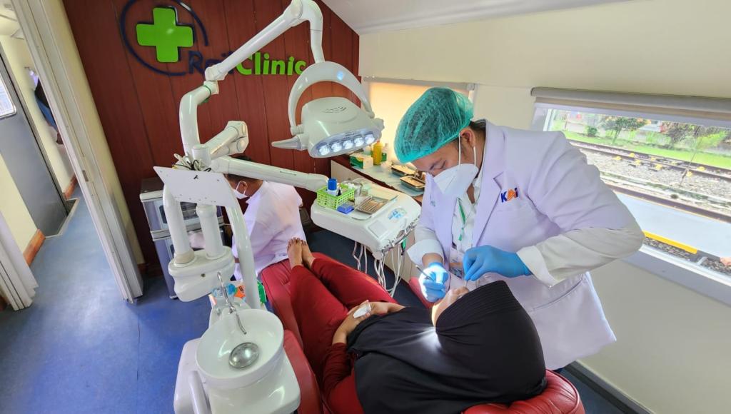 PT KAI Daop 2 Bandung Gelar Baksos Rail Clinic di Stasiun Cikadongdong, Layani Ratusan Warga