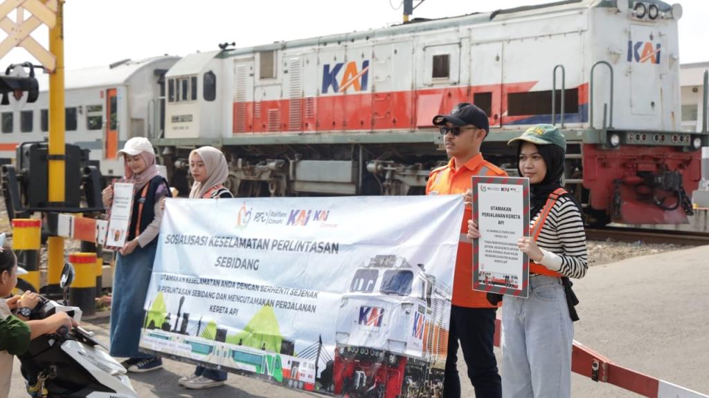 PT KAI Daop 2 Bandung Ingatkan Masyarakat Bahaya Beraktivitas di Jalur Rel Kereta