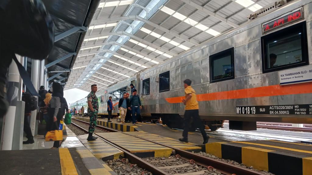 PT KAI Daop 2 Bandung Siapkan 8 Kereta Tambahan dan 285.552 Tiket untuk Libur Nataru