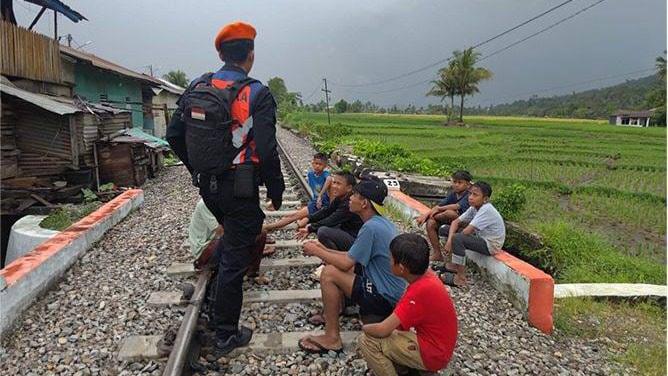 PT KAI Larang Warga Banjar Ngabuburit di Jalur Kereta Api Demi Keselamatan