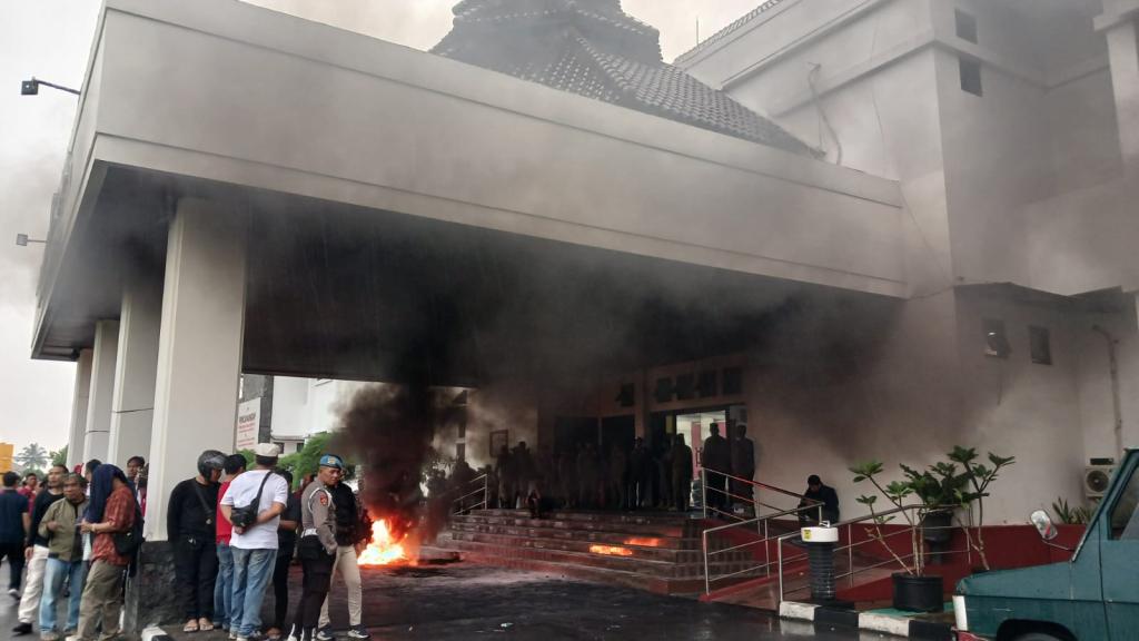 Puluhan Buruh Tasikmalaya Gelar Aksi Tuntut UMSK, Kantor Bale Kota Dipenuhi Kepulan Asap