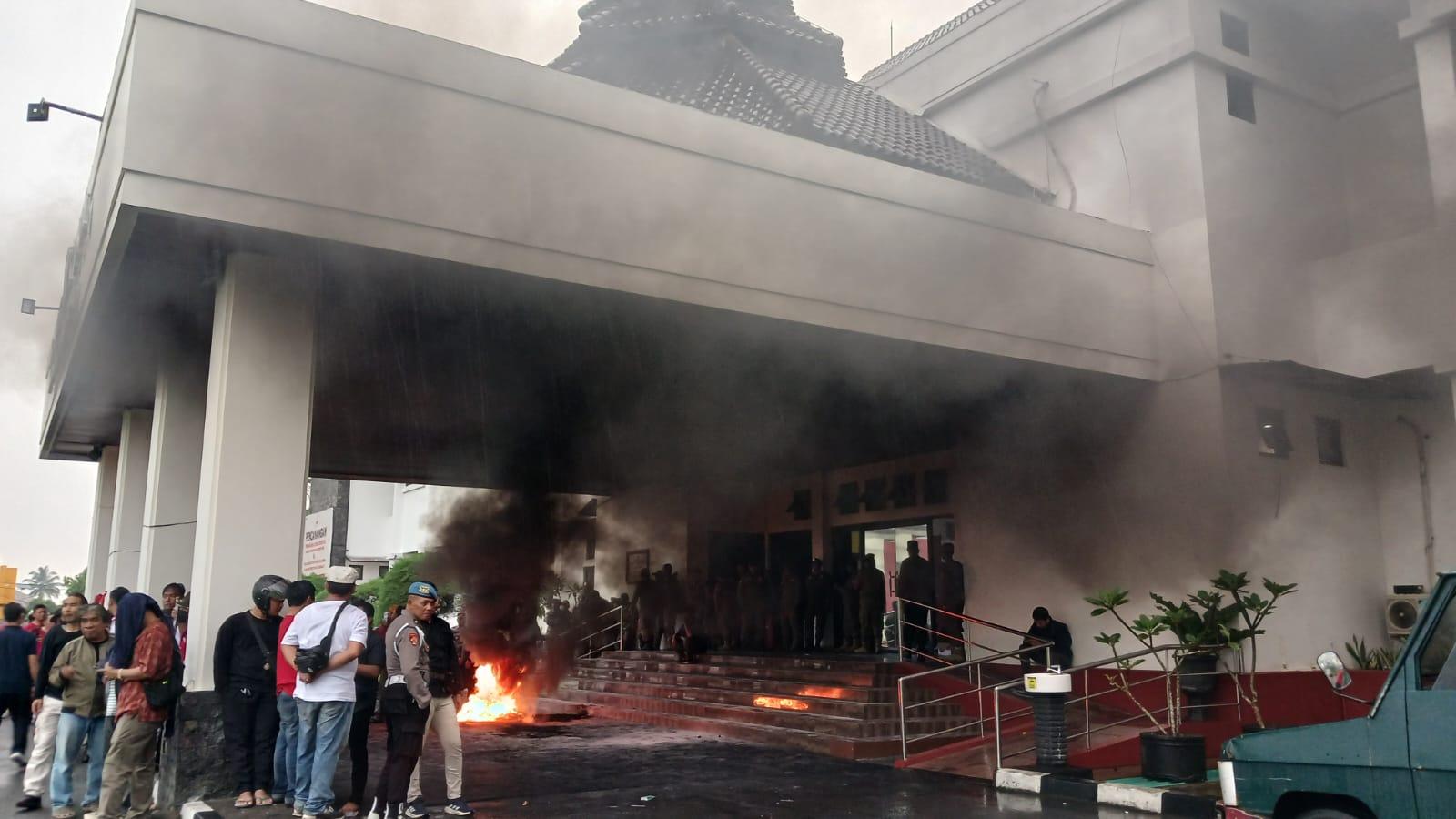 Puluhan Buruh Tasikmalaya Gelar Aksi Tuntut UMSK, Kantor Bale Kota Dipenuhi Kepulan Asap