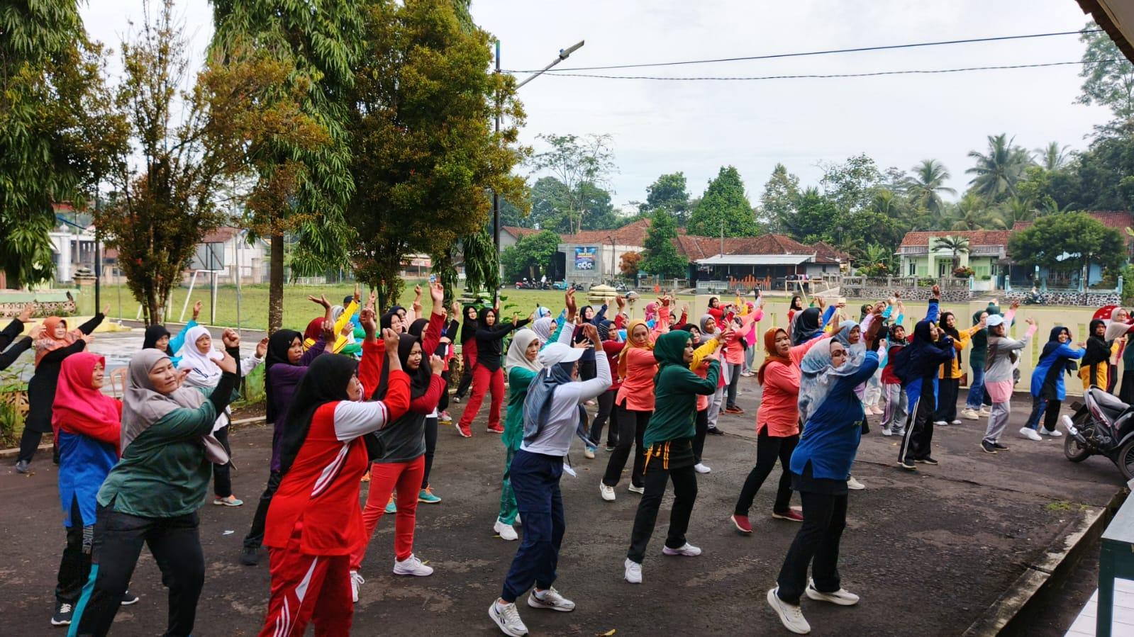 Puluhan Warga Desa Dewasari Ciamis Ikuti Senam Prolanis untuk Tingkatkan Pola Hidup Sehat
