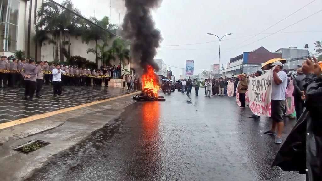 Rapat Pleno Rekapitulasi Suara Pilkada Kota Tasikmalaya 2024 Diwarnai Aksi Demonstrasi