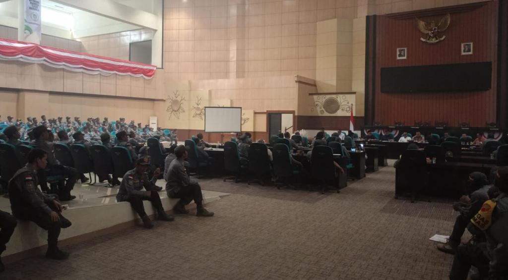 Ratusan Anggota Linmas “Rempug” Gedung DPRD Kabupaten Tasikmalaya, Tuntut Kesejahteraan dan Aktivasi BPJS