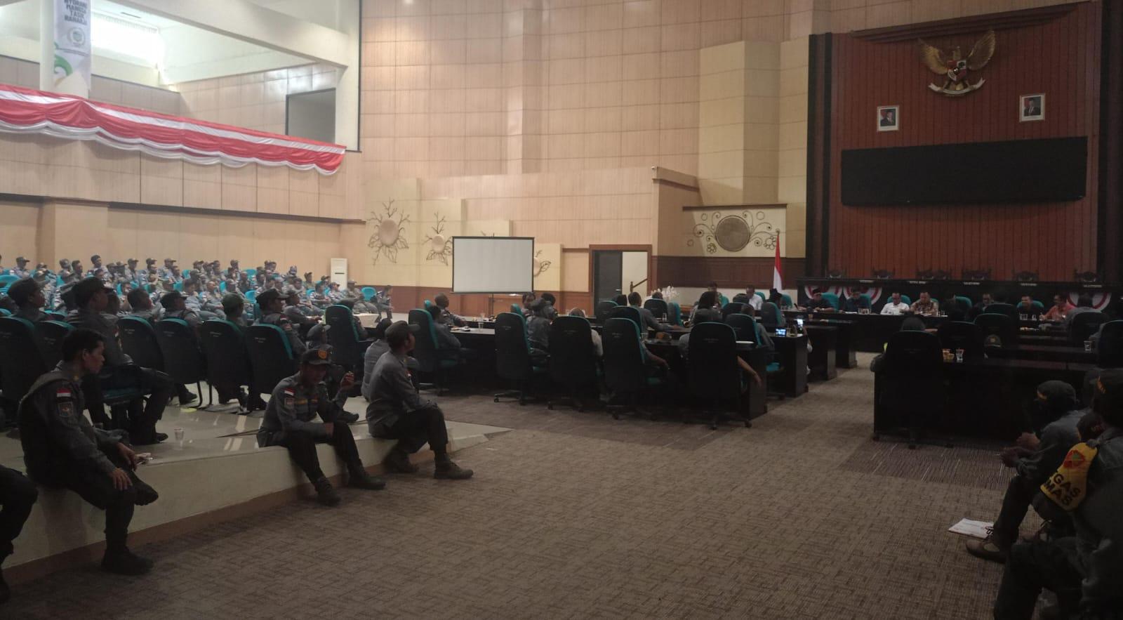 Ratusan Anggota Linmas “Rempug” Gedung DPRD Kabupaten Tasikmalaya, Tuntut Kesejahteraan dan Aktivasi BPJS