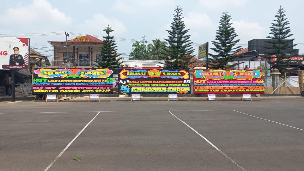 Ratusan Karangan Bunga HUT Polantas Ke-69 Banjiri Mako Polres Tasikmalaya