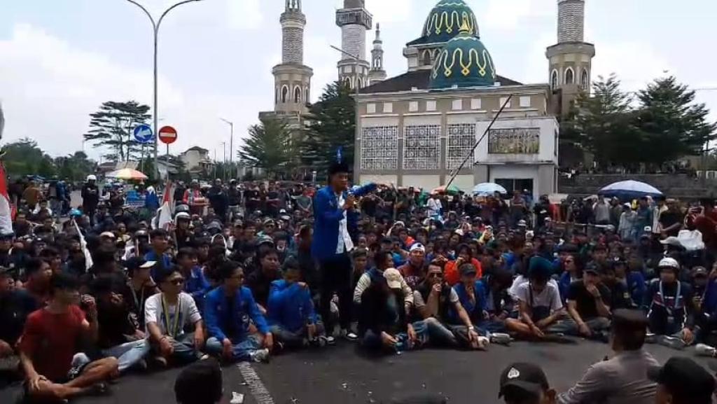 Ratusan Massa Gelar Aksi Damai Sampaikan Aspirasi ke DPRD dan Pemkab Tasikmalaya