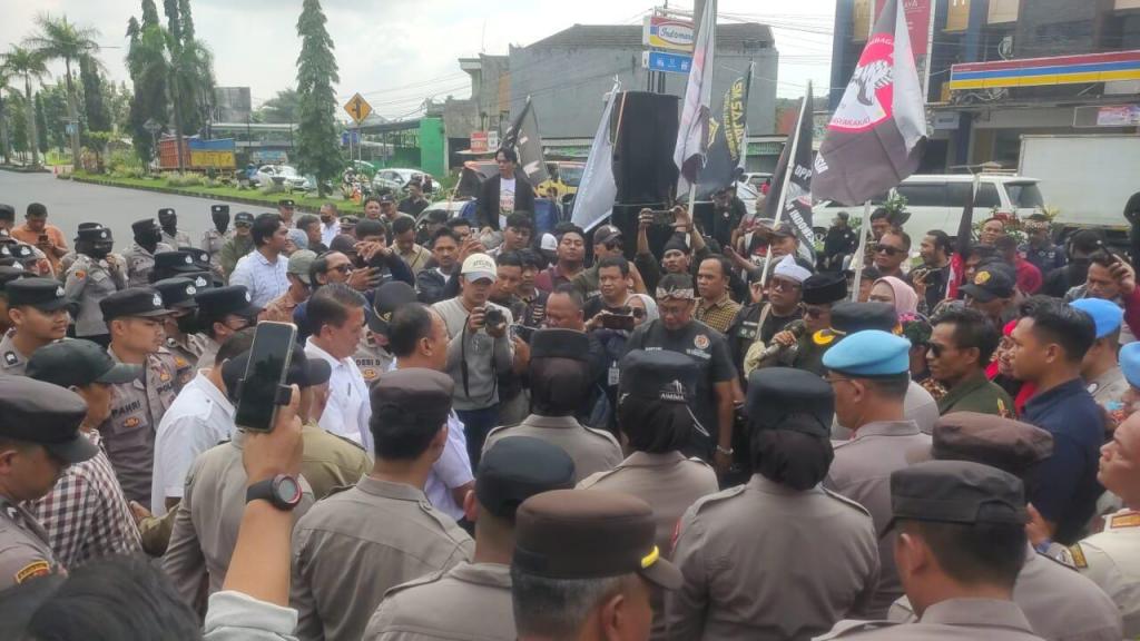 Ratusan Massa Geruduk Bale Kota Tasikmalaya, Kritik Kepemimpinan Viman-Diky