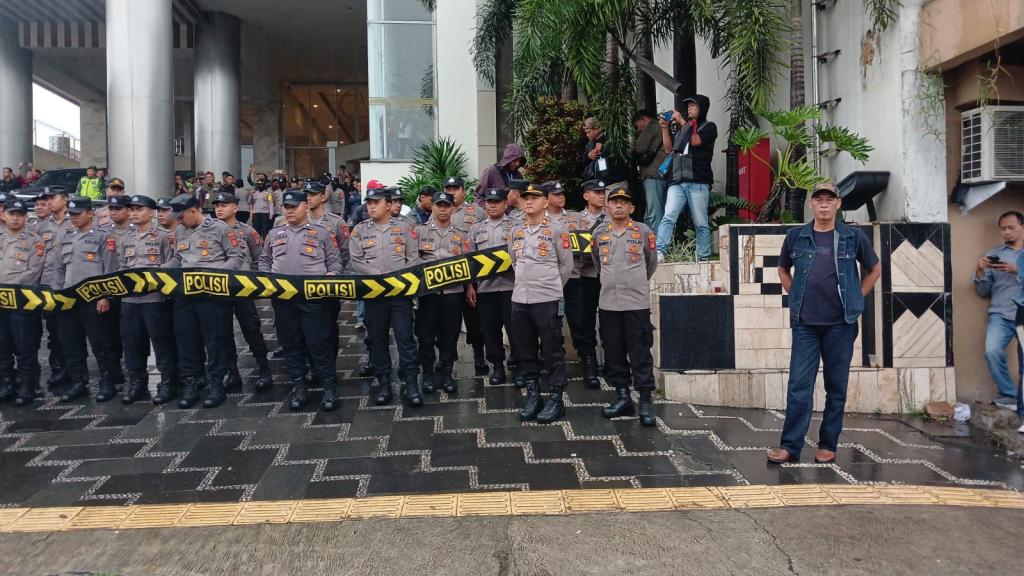 Ratusan Personel Gabungan Amankan Rapat Pleno Rekapitulasi Suara Pilkada Kota Tasikmalaya 2024