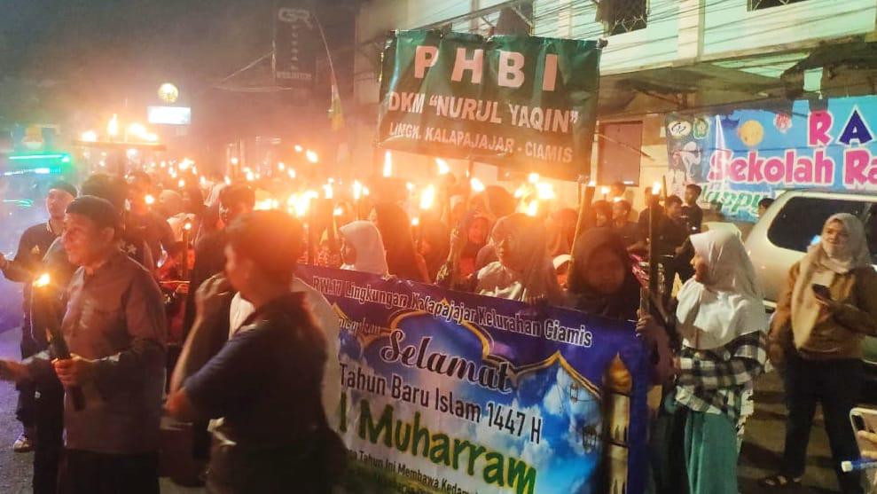 Ratusan Warga Meriahkan Pawai Obor Sambut Tahun Baru Islam di Kelurahan Ciamis
