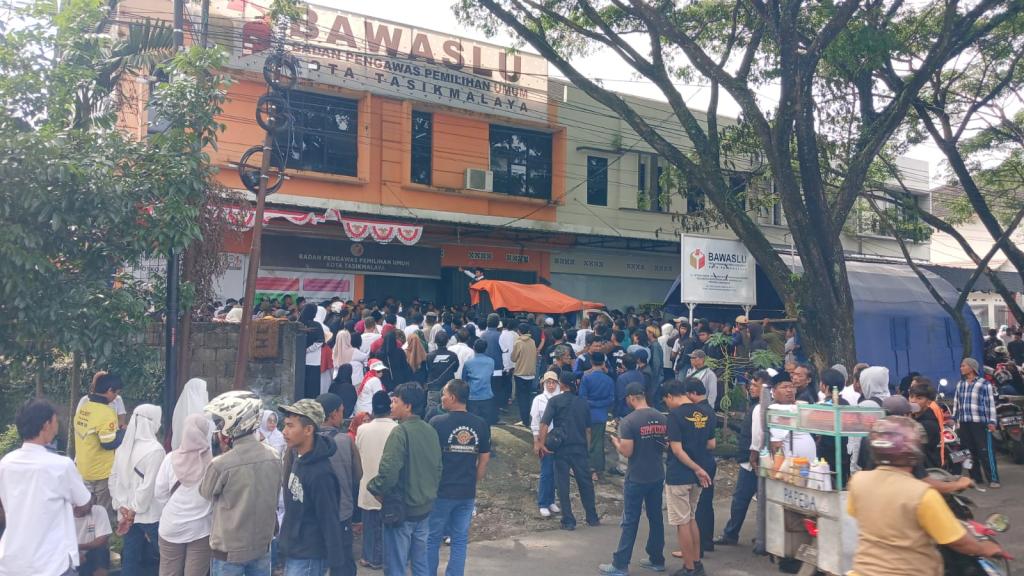 Ratusan Warga Unjuk Rasa Tolak Hasil Pilkada 2024 di Depan Kantor Bawaslu Kota Tasikmalaya