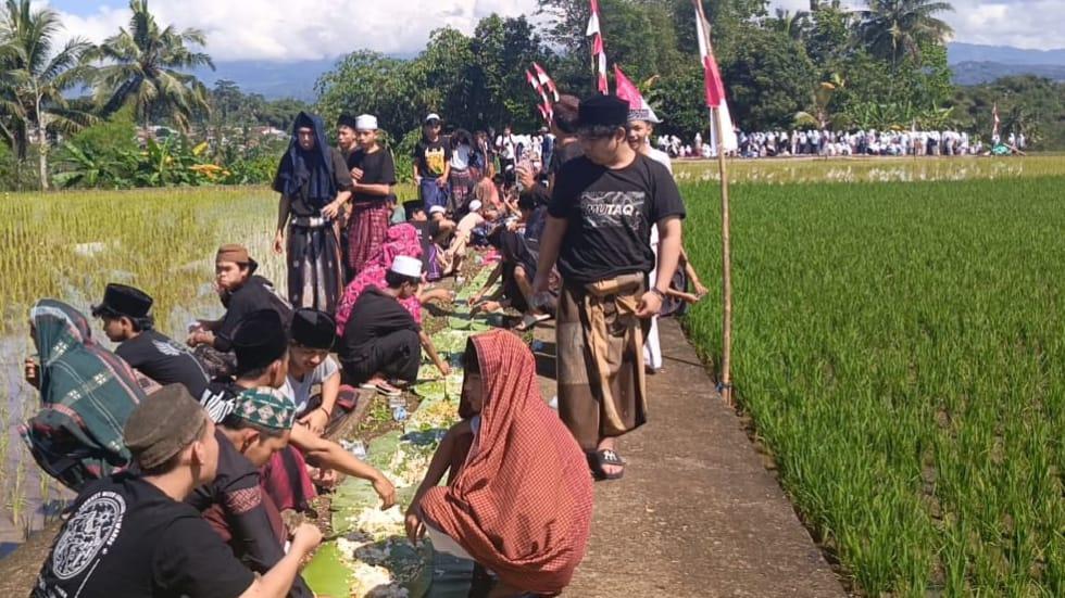 Rayakan HUT ke-80 RI, Ribuan Warga Cijulang Ciamis Gelar Botram Selembur dengan Panjang 1 Kilometer