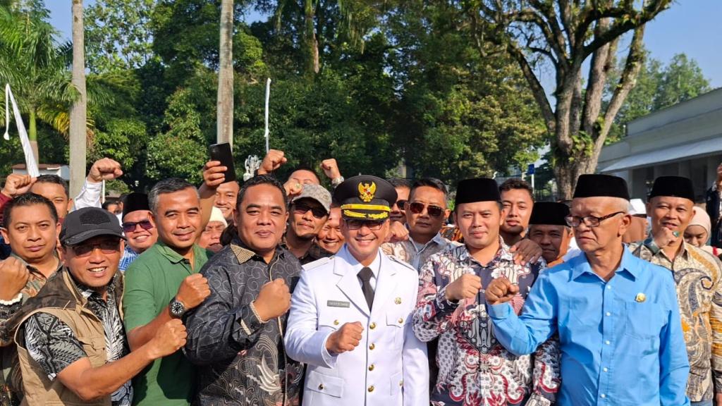 Relawan Cecep Sambut Haru Pelantikan Bupati dan Wakil Bupati Tasikmalaya Terpilih di Gedung Pakuan