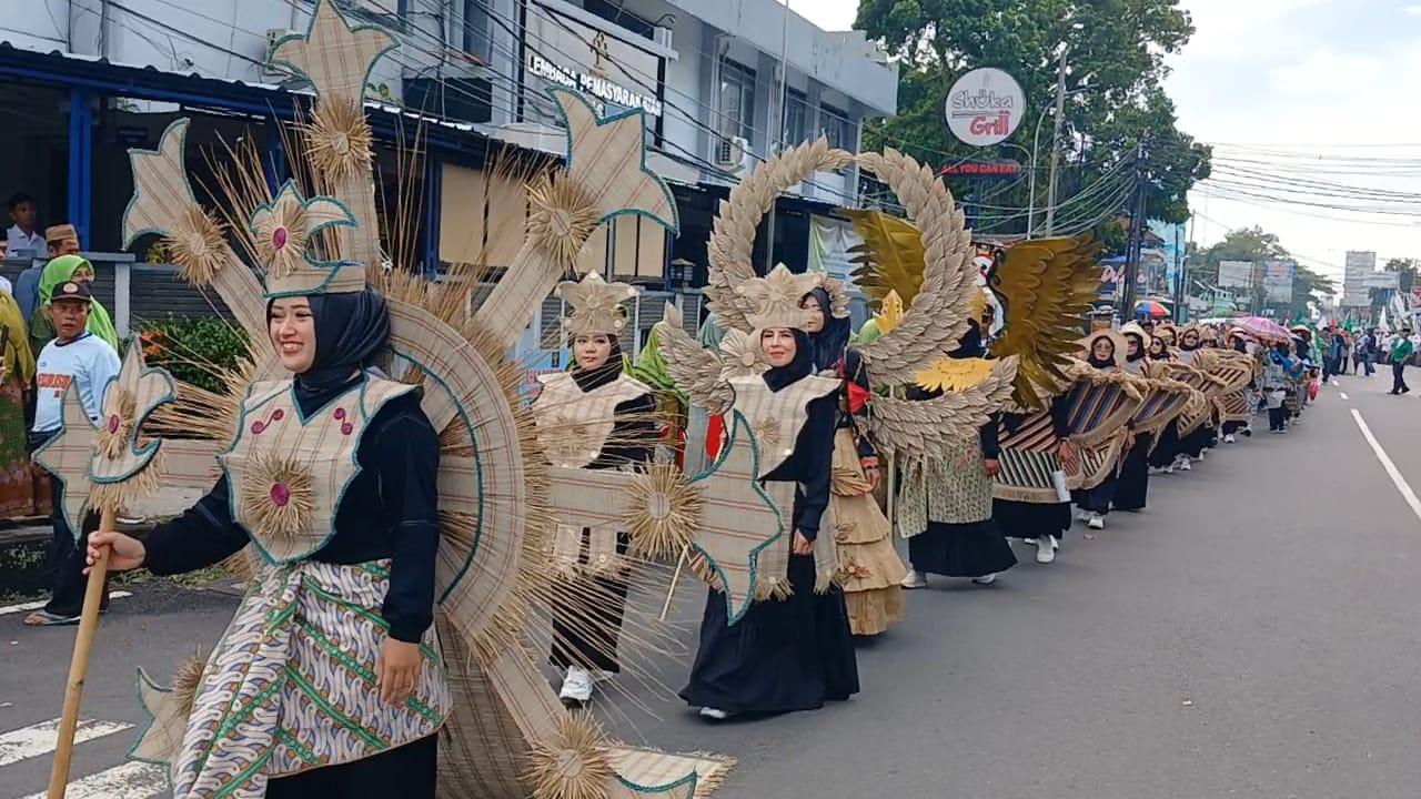 Ribuan Warga Meriahkan Karnaval Harlah ke-102 NU di Kota Tasikmalaya