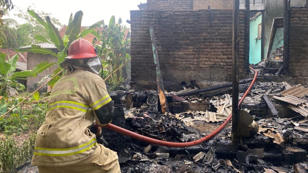 Rumah Warga di Ciamis Ludes Terbakar Akibat Pembakaran Sampah