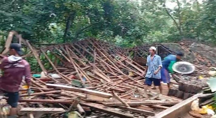 Rumah Warga di Cisaga Ciamis Rusak Parah Tertimpa Pohon Tumbang