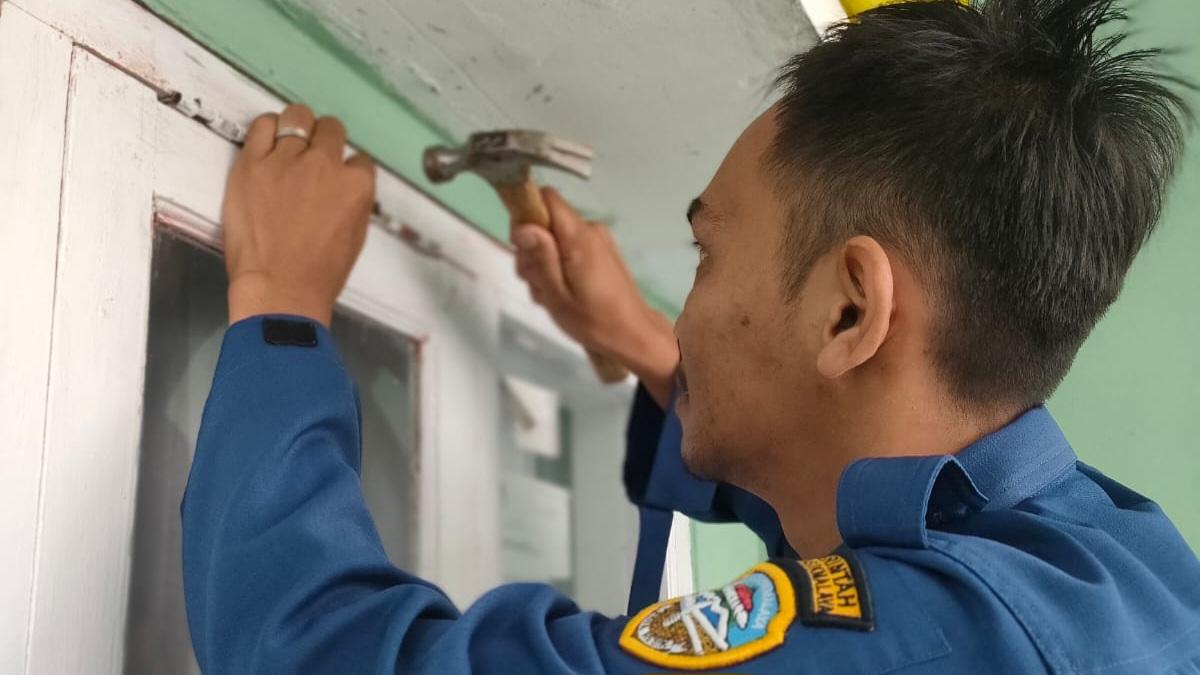 Sagala Bisa! Tim Damkar Kota Tasikmalaya Atasi Kunci Pintu Rusak di Perumahan Melati Mas