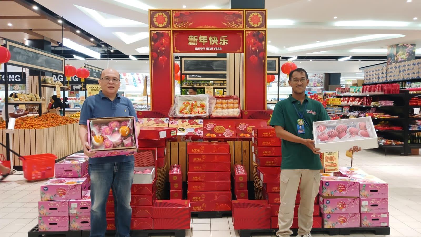 Sambut Imlek 2025, Supermarket Plaza Asia Tasikmalaya Sediakan Pernak-pernik dan Aneka Buah, Ada Apel Harvo Juga Jeruk
