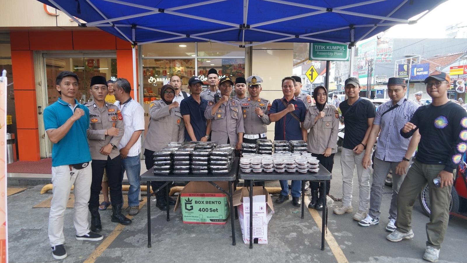 Sat Intelkam dan Bag Log Polres Tasikmalaya Kota Berbagi Takjil untuk Pengguna Jalan di Bulan Ramadan