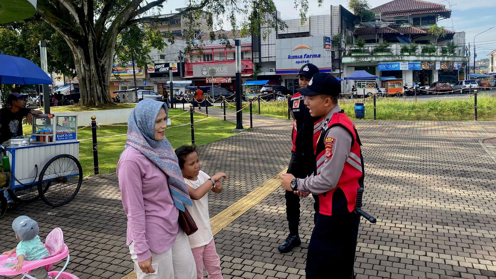 Sat Samapta Polres Ciamis Gelar Patroli Jalan Kaki di Alun-Alun untuk Jaga Kamtibmas