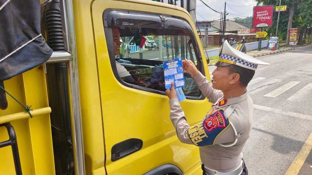 Satlantas Polres Ciamis Bagikan Ribuan Stiker dan Pamflet dalam Sosialisasi Operasi Zebra Lodaya 2024