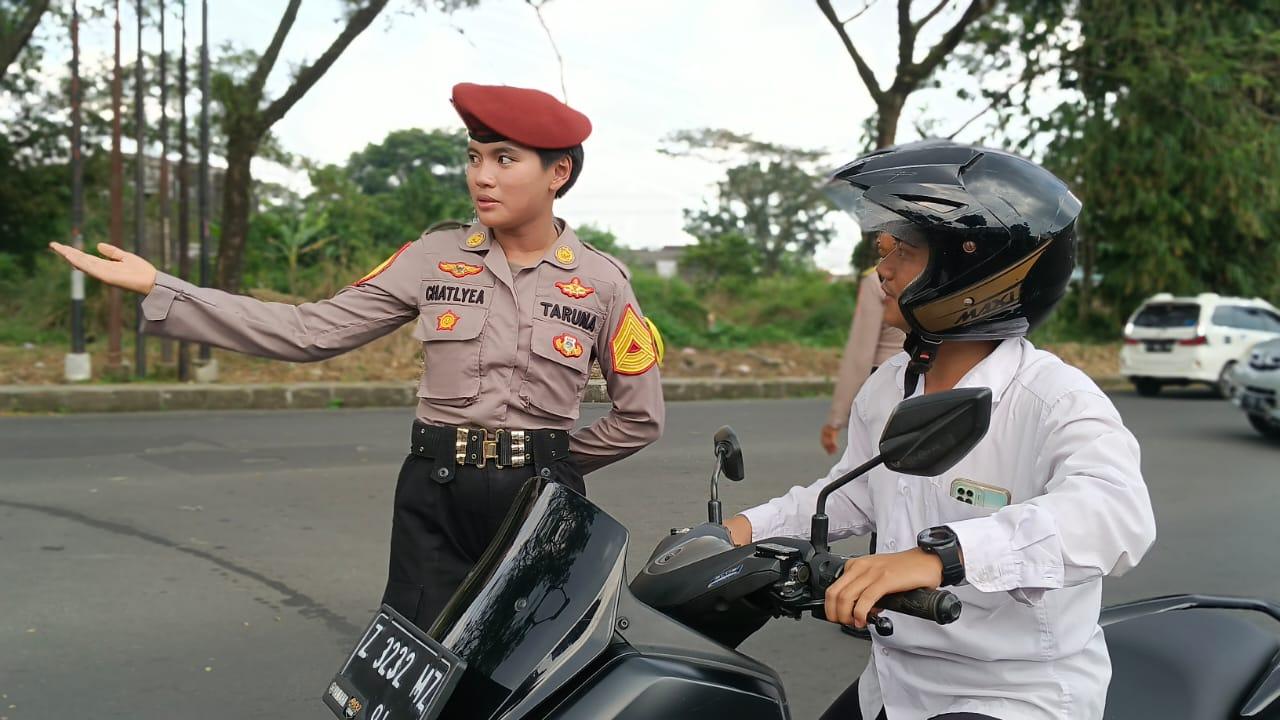 Satlantas Polres Tasikmalaya Kota Beri Pembekalan Praktis kepada Taruna Akpol di Tengah Aksi Unjuk Rasa