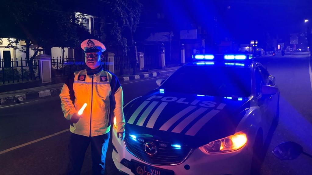 Satlantas Polres Tasikmalaya Kota Patroli dan Bangunkan Warga untuk Sahur ke Permukiman