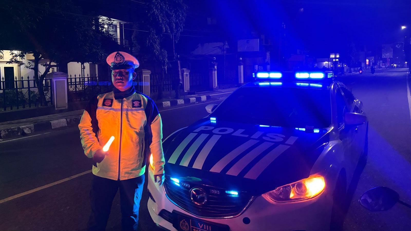 Satlantas Polres Tasikmalaya Kota Patroli dan Bangunkan Warga untuk Sahur ke Permukiman
