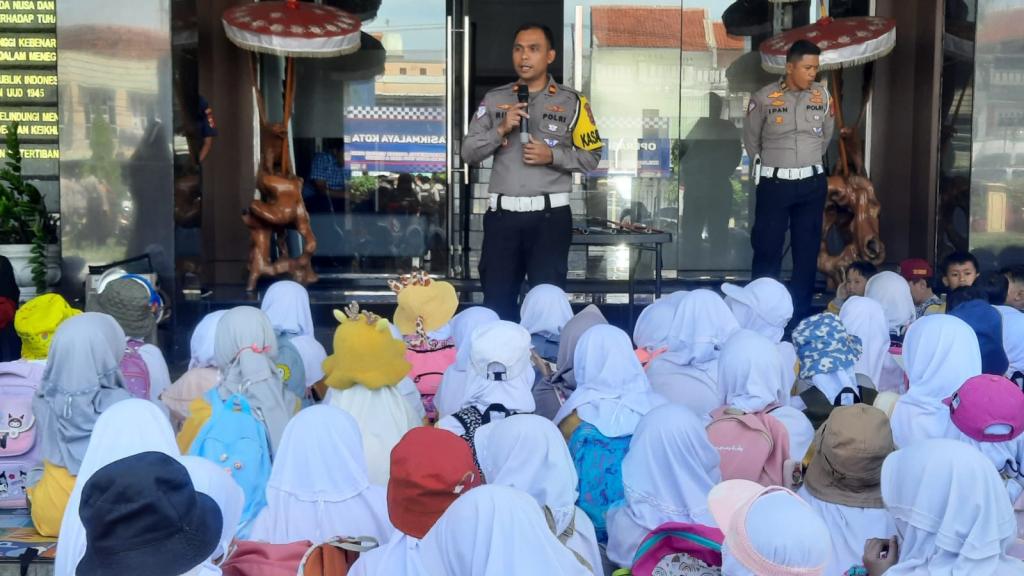 Satlantas Polres Tasikmalaya Kota Sosialisasikan Etika Berlalu Lintas kepada Pelajar SD Baiturahman