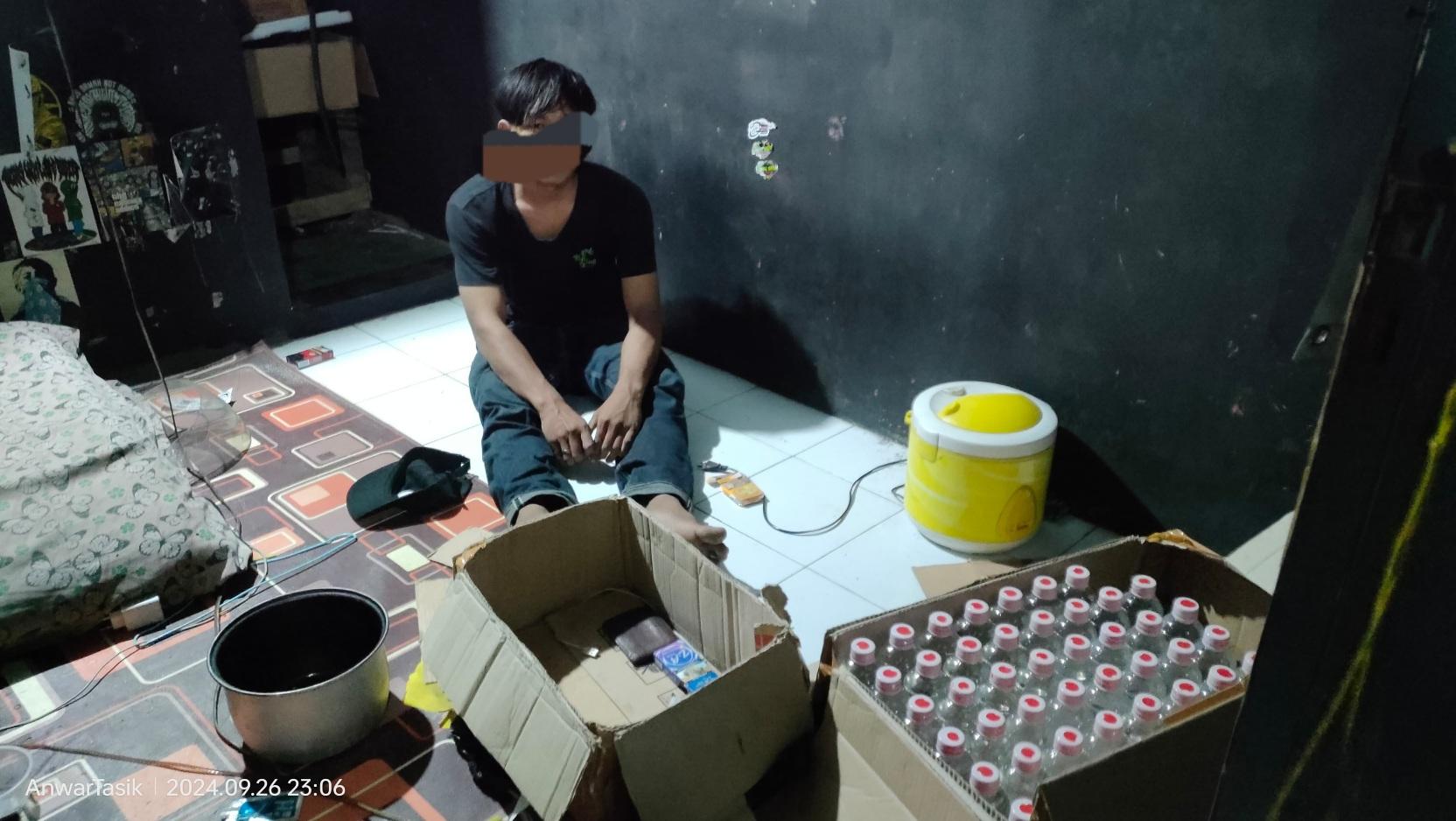 Satnarkoba Polres Tasikmalaya Kota Amankan 4 Pengedar Miras Jenis Arak Bali