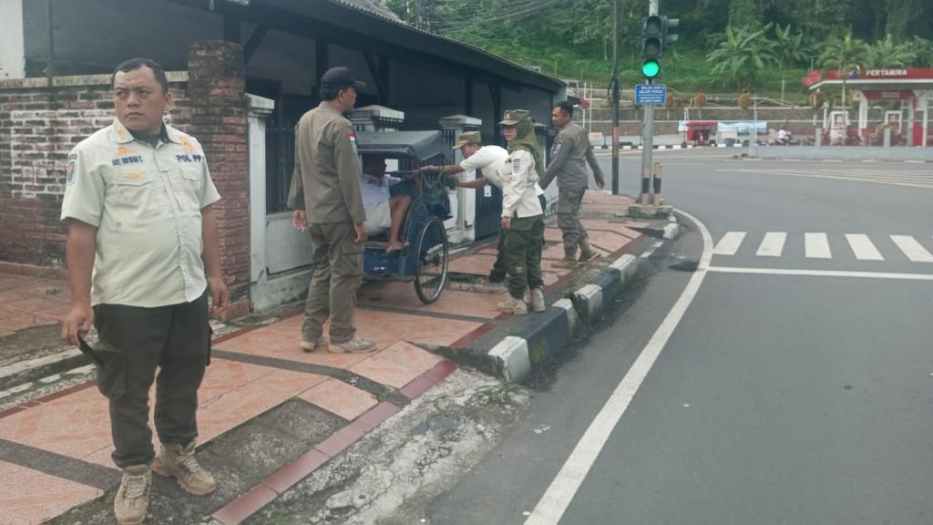 Satpol PP Banjar Razia Pelajar yang Nongkrong saat Jam Sekolah