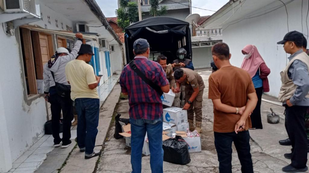 Satpol PP dan Muspika Tawang Gerebek Kamar Kos yang Jadi Gudang Miras, Ratusan Botol Disita
