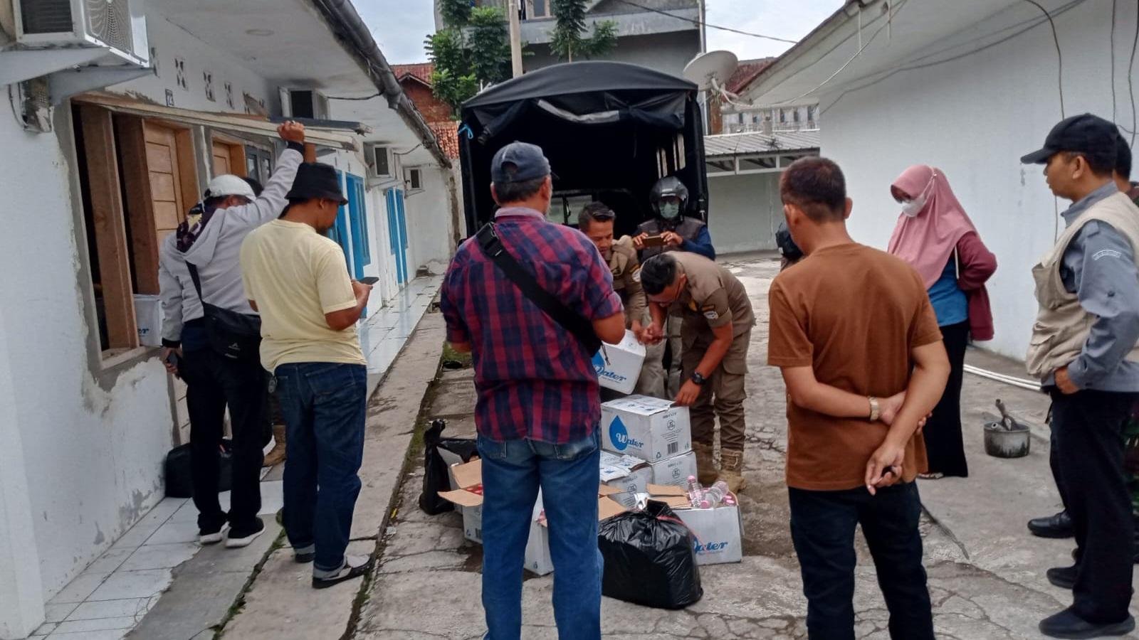 Satpol PP dan Muspika Tawang Gerebek Kamar Kos yang Jadi Gudang Miras, Ratusan Botol Disita