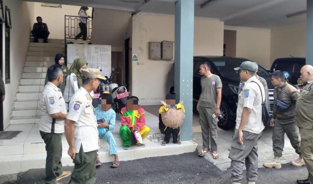 Satpol PP Kota Banjar Tertibkan Pengemis Berkostum Badut, Ada Anak Putus Sekolah