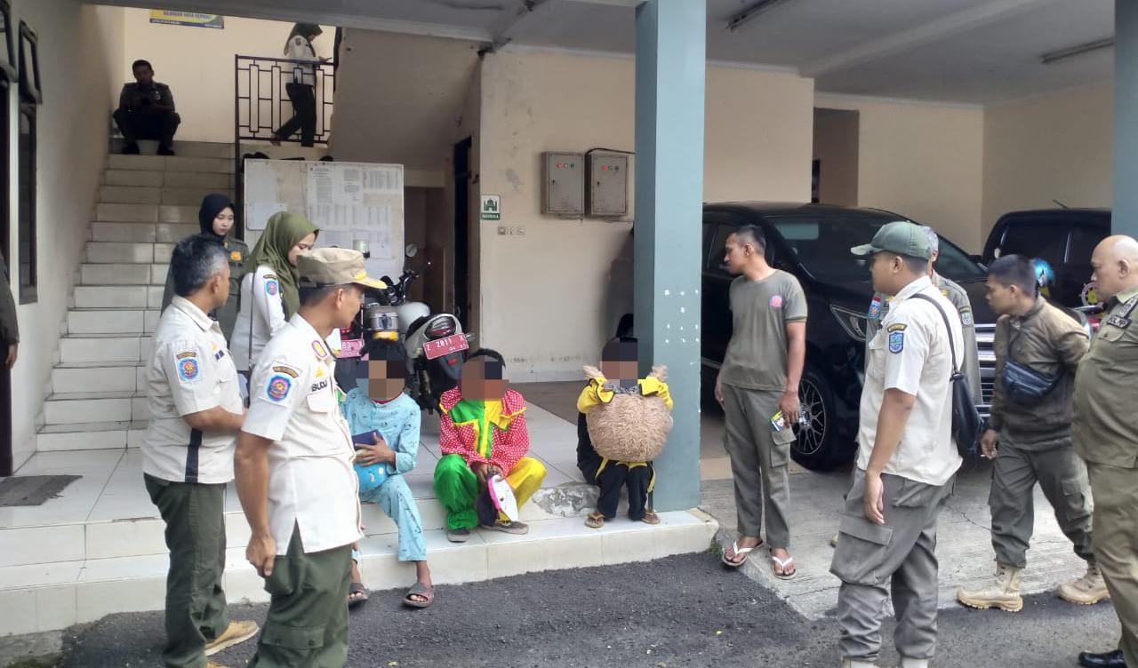 Satpol PP Kota Banjar Tertibkan Pengemis Berkostum Badut, Ada Anak Putus Sekolah