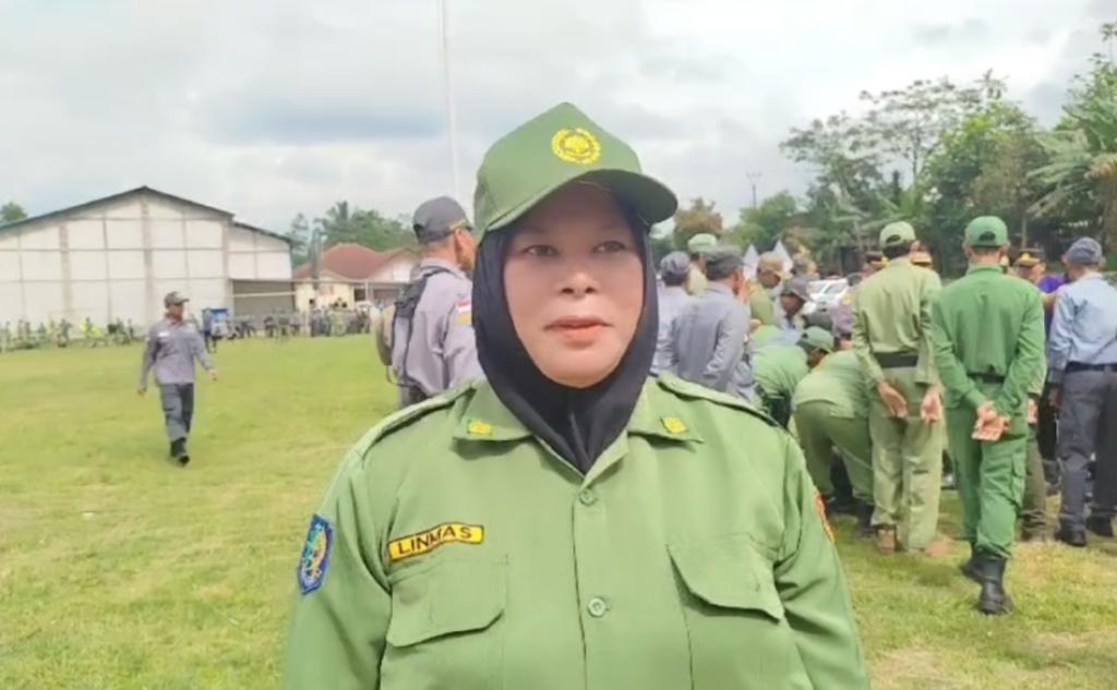 Kisah Linmas Wanita Desa Cipicung Tasikmalaya Tak Pakai Sepatu Saat Apel Besar Pilkada