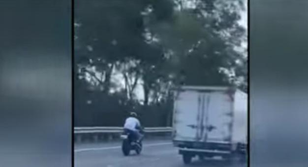 Nekat, Siswa SMA Tasikmalaya Ngebut Pakai Motor Sport di Jalan Tol Bandung