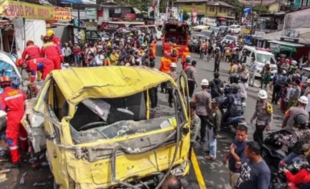 Angkot Alami Rem Blong Sebabkan Tabrakan Beruntun di Puncak Bogor, 3 Orang Terluka
