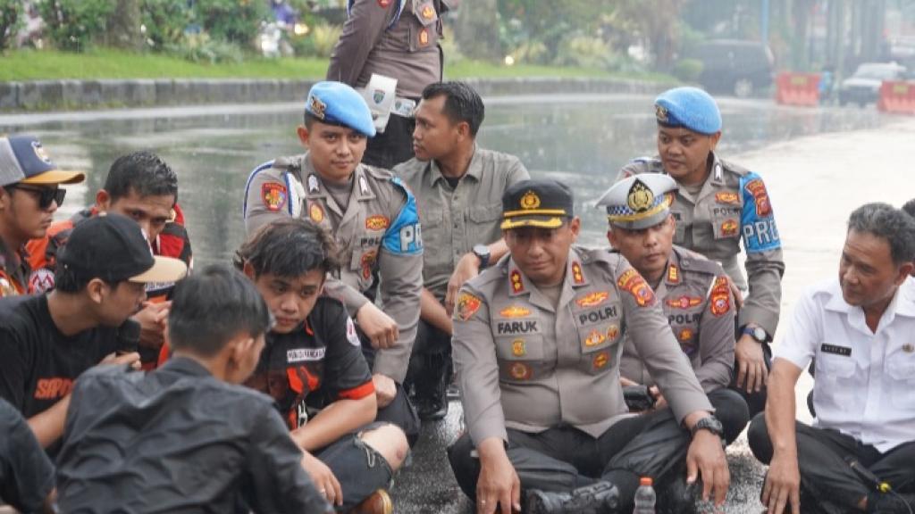Kapolres Tasikmalaya Kota Pimpin Pengamanan Unjuk Rasa di Bale Kota dan Duduk Bersama Massa Aksi