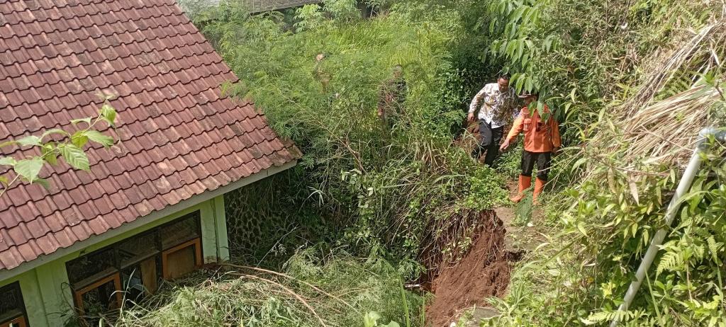 SDN 2 Sindanglaya Ciamis Diterjang Longsor, Dua Ruang Kelas Dikosongkan