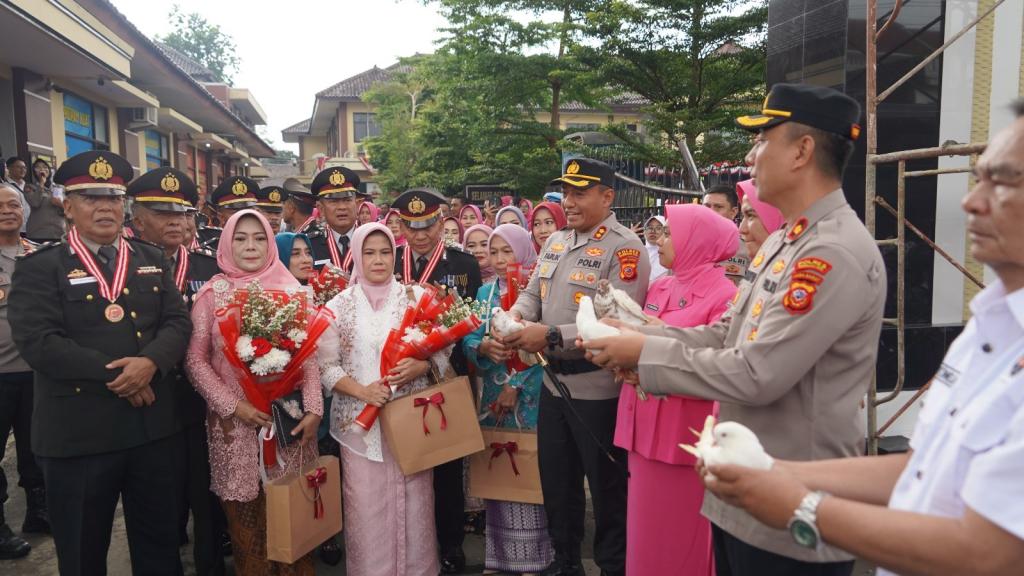 Semangat Bhayangkara ke-79,  Polres Tasikmalaya Kota Lepas 20 Personel Purna Bakti dengan Penuh Kehormatan