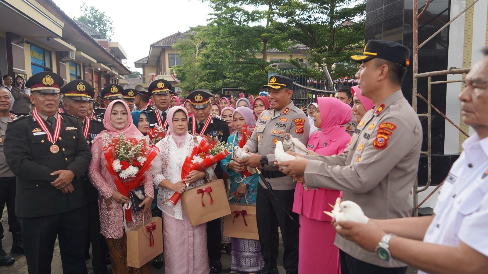Semangat Bhayangkara ke-79,  Polres Tasikmalaya Kota Lepas 20 Personel Purna Bakti dengan Penuh Kehormatan